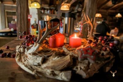 Adventskranz Ein Blick über den gefüllten Dorfplatz mit Sternendekoration