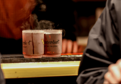 Gluehwein Ein Blick über den gefüllten Dorfplatz mit Sternendekoration