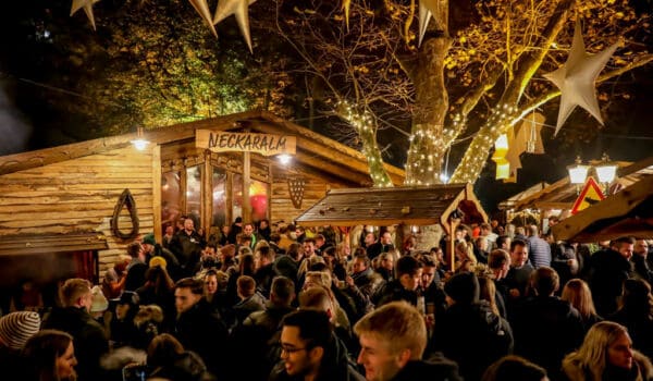 neckaralm Ein Blick über den gefüllten Dorfplatz mit Sternendekoration