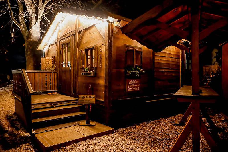 Gemütliches Holz-Winterdorf bei Nacht in Heilbronn, festliche Atmosphäre, Beleuchtung, winterliche Stimmung.
