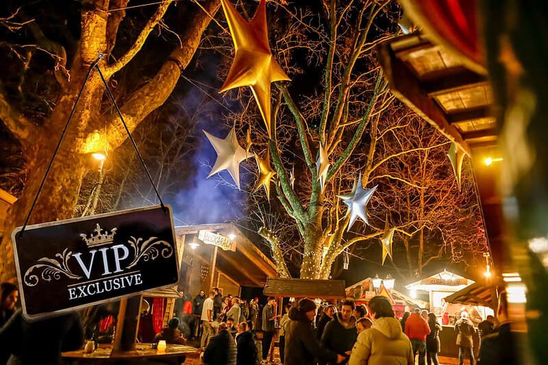 Stimmungsvolles Winterdorf Heilbronn mit Sterne-Dekorationen und festlicher Atmosphäre, ideal für Weihnachtsmarkt Besucher.